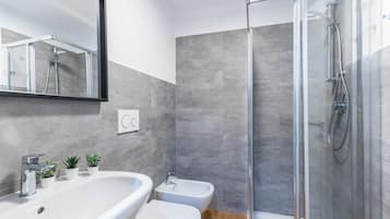 Dusche, Haartrockner, Bidet, Handtücher