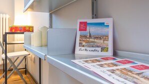 Un expositor con folletos de viajes, uno de ellos con el título "Wonderful Baby & Experiences" y una vista de la ciudad.
