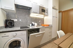 Kühlschrank, Mikrowelle, Herdplatte, Geschirrspüler