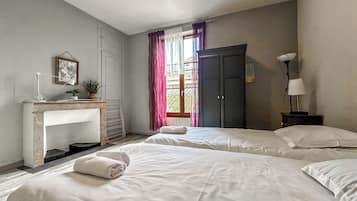 1 bedroom, desk, WiFi, bed sheets