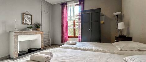 1 bedroom, desk, WiFi, bed sheets