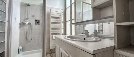 Shower, towels