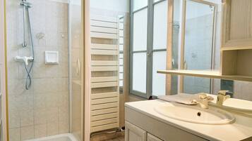 Douche, serviettes fournies