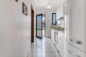 雪櫃、微波爐、焗爐、爐具