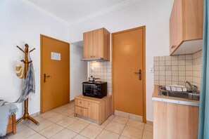 Fridge, oven, stovetop, coffee/tea maker