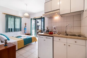 Fridge, stovetop, coffee/tea maker, electric kettle