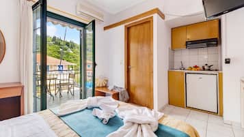 1 habitación, tabla de planchar con plancha, wifi gratis y ropa de cama