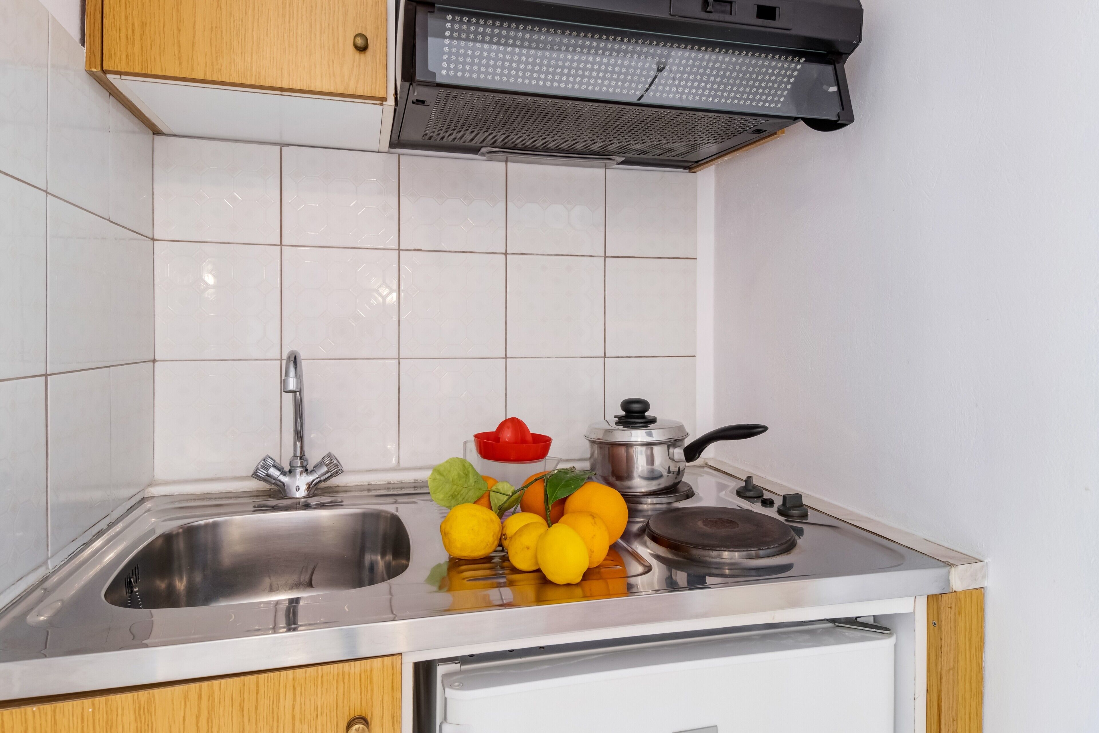 Wasserkocher mit Kaffee-/Teezubehör, Kühlschrank, Herdplatte