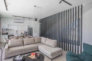 Smart-TV, fotballspill, musikkbibliotek og filmbibliotek