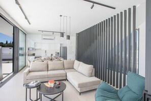 Smart-TV, fotballspill, musikkbibliotek og filmbibliotek