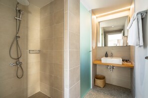 Een douche, een haardroger, handdoeken