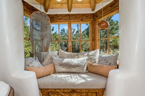 Smart-TV, peis, bøker og musikkbibliotek