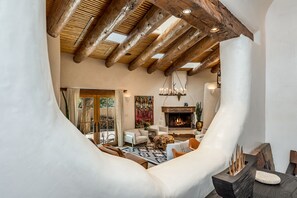 Smart-TV, peis, bøker og musikkbibliotek