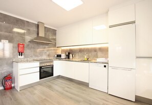 Réfrigérateur, plaque de cuisson, lave-vaisselle, cafetière/bouilloire