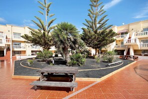 Outdoor dining - Vacation Home "Sol y Mar Caleta de Fuste" with Shared Pool, Garden & Wi-Fi (Caleta de Fuste)