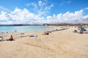 Beach nearby - Vacation Home "Sol y Mar Caleta de Fuste" with Shared Pool, Garden & Wi-Fi (Caleta de Fuste)