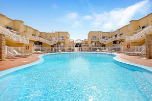 Pool - Vacation Home "Sol y Mar Caleta de Fuste" with Shared Pool, Garden & Wi-Fi (Caleta de Fuste)
