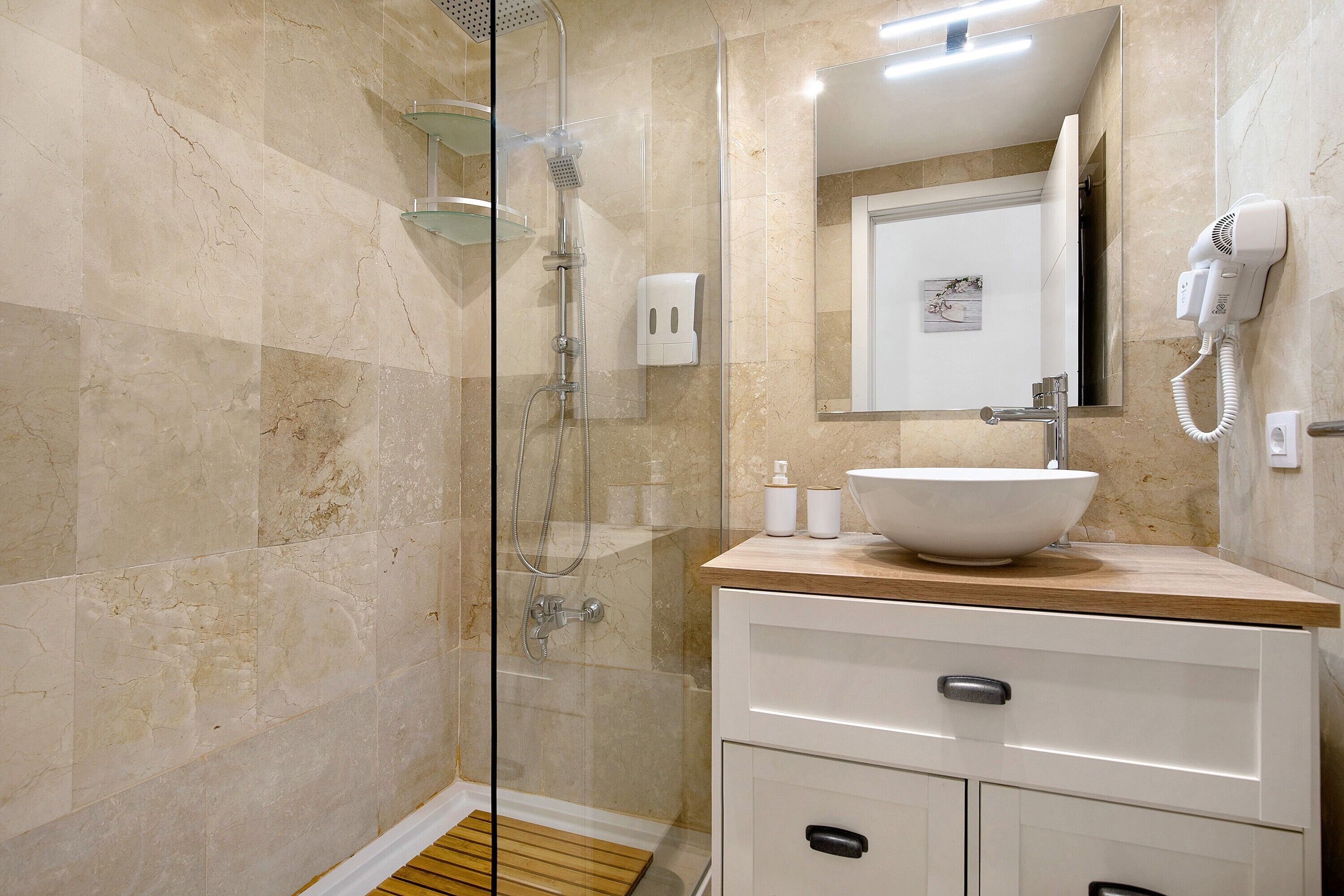 Een douche, een haardroger, handdoeken