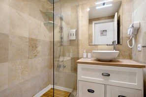 Dusche, Haartrockner, Handtücher