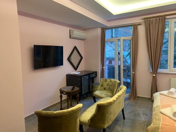 Egyptian cotton sheets, premium bedding, free WiFi, bed sheets - Taksim Miran Suit (Istanbul)