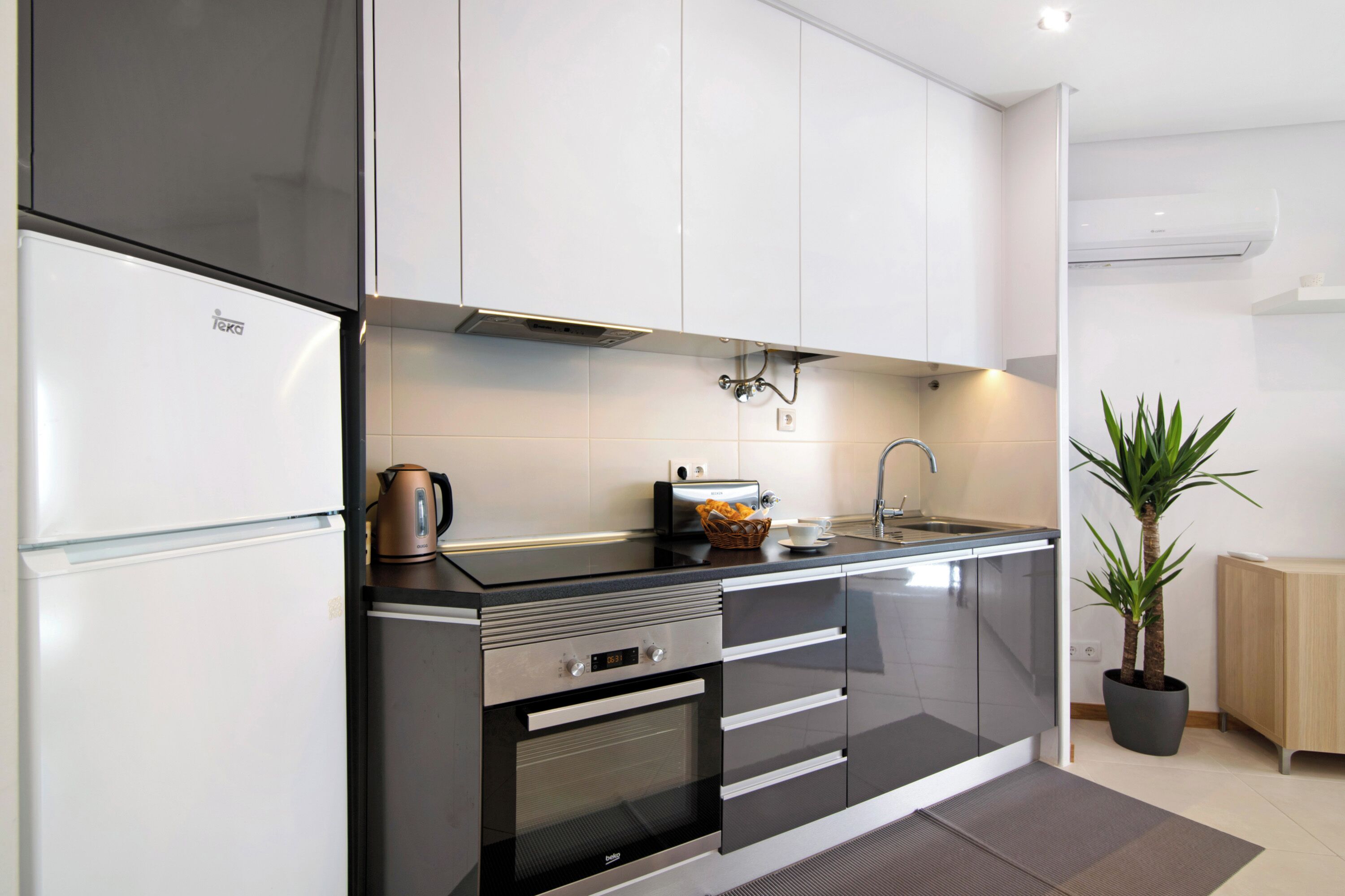 Refrigerador, microondas, horno y parrilla de estufa 