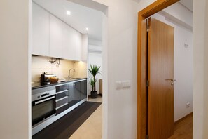 Køleskab, mikrobølgeovn, ovn, kogeplade