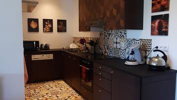 Køleskab, mikrobølgeovn, ovn, kogeplade