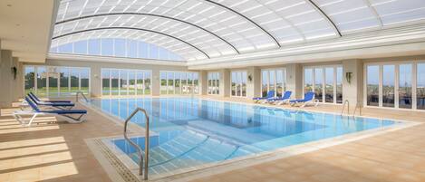 Inomhuspool och uppvärmd pool