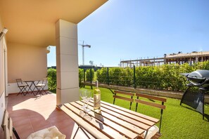 Outdoor dining - Casa da Boa Vida at Boa Vista Golf Resort, Bayview Village (Lagos)