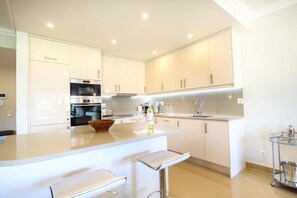 Fridge, oven, stovetop, dishwasher - Casa da Boa Vida at Boa Vista Golf Resort, Bayview Village (Lagos)