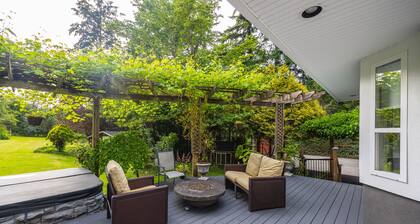 Cheerful 7 bedroom home C/W hot tub, 1.6 Acre lot