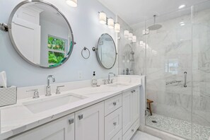 Dusche, Haartrockner, Handtücher, Toilettenpapier