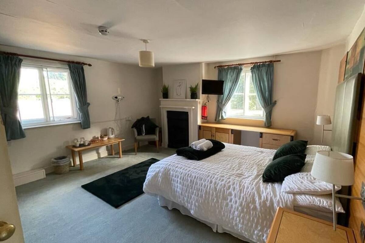 Superior Double Room | Desk, iron/ironing board, free WiFi