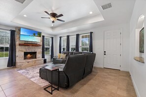 Televisión, chimenea, futbolito