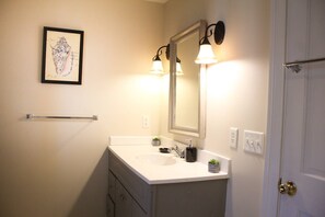 Douche, sèche-cheveux, serviettes fournies