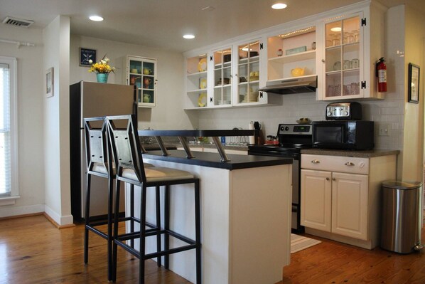 Réfrigérateur, micro-ondes, four, plaque de cuisson