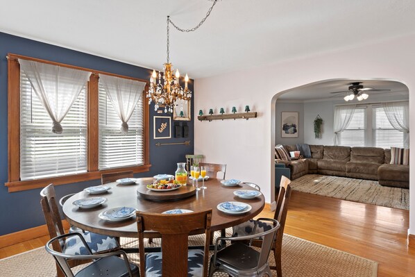 Dining - BACKYARD WANDERLAND - Near ARK & Creation Museum - perfect for big families! (Burlington)