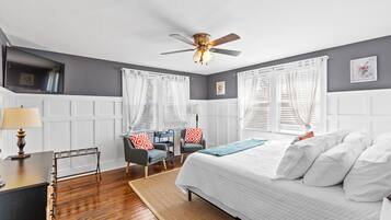 4 habitaciones, escritorio y tabla de planchar con plancha