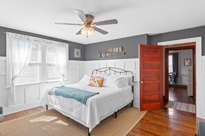 4 bedrooms, desk, iron/ironing board, travel crib