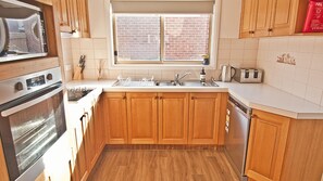 Fridge, microwave, oven, stovetop - Sea Sunrise 1 - Point Lonsdale (POINT LONSDALE)