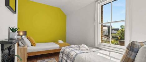 4 habitaciones, tabla de planchar con plancha, cuna de viaje y wifi