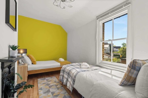 4 bedrooms, iron/ironing board, WiFi, bed sheets