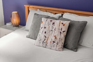 4 bedrooms, iron/ironing board, WiFi, bed sheets