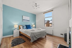 4 bedrooms, iron/ironing board, WiFi, bed sheets
