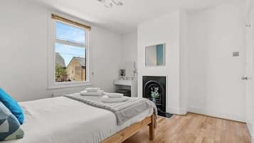 4 bedrooms, iron/ironing board, WiFi, bed sheets