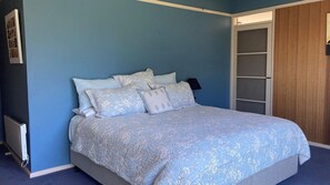 4 bedrooms, iron/ironing board, WiFi