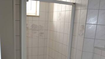 Douche, sĂšche-cheveux, serviettes fournies, savon