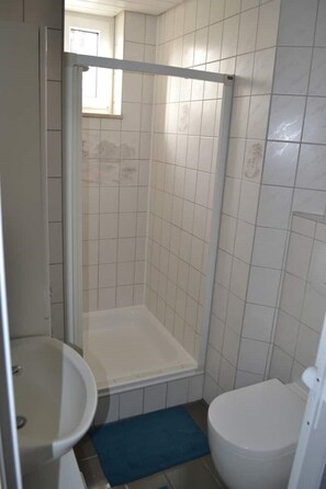 Douche, sèche-cheveux, serviettes fournies, savon