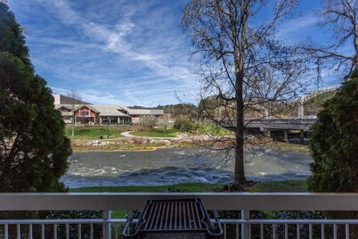 Riverfront Condo Pigeon Forge/Mt. LeConte Views