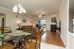 Dining - Riverfront Condo Pigeon Forge/Mt. LeConte Views (Pigeon Forge)